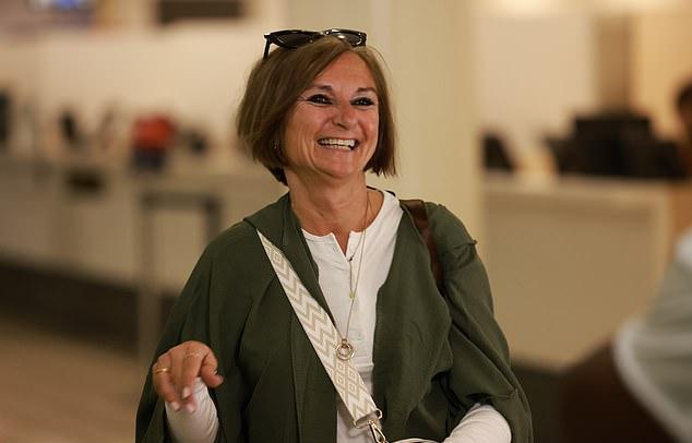 С лучезарной улыбкой мама Тома катила багаж, отвечая на вопросы собравшихся журналистов и фотографов.