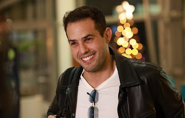 Муж Келли Брук, Джереми Паризи, прилетел в Австралию, возглавив прибытие друзей и семьи в поддержку участников "Я знаменитость".