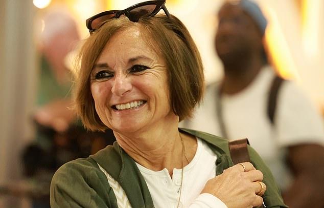 Мать Тома Рида Уилсона, Джульетту Чизмен, тоже сфотографировали на прилете в аэропорт.