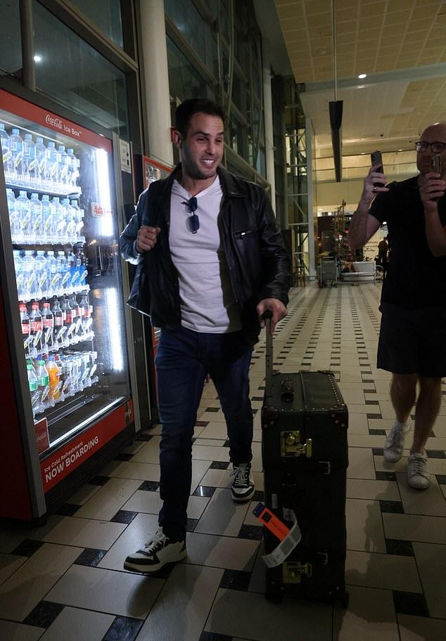 Джереми был в приподнятом настроении, когда к нему присоединилась сестра Мелани, приехавшая поддержать свою невестку.