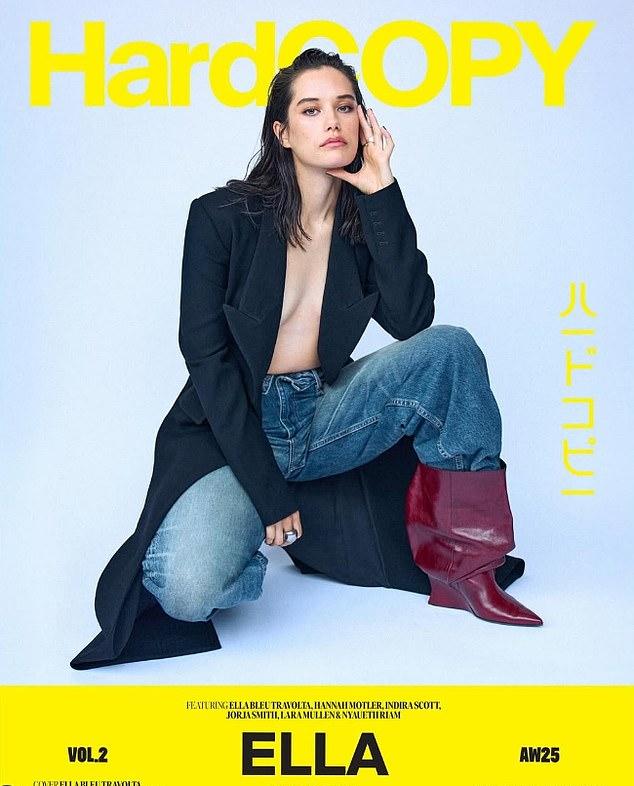 Дочь Джона Траволты и Келли Престон, Элла Блю, откровенно позировала для обложки HardCopy. Певица снялась в черном блейзере на голое тело.