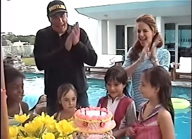 Здесь пару заметили на дне рождения Эллы.