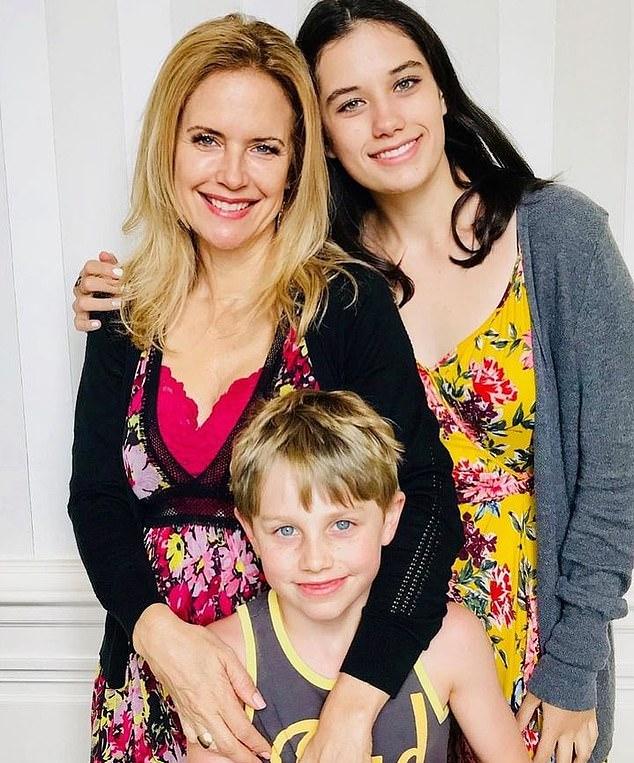 Фото с Келли, Беном и Эллой появилось в Instagramе Джона.