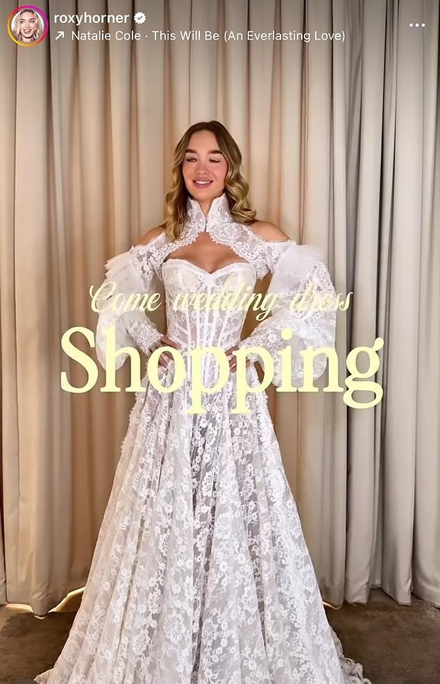 Красавица ошеломила в элегантном платье-бюстье с вырезом-сердечком и цветочным узором.