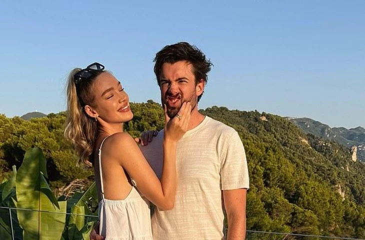 Рокси Хорнер выглядела потрясающе, примеряя несколько свадебных платьев перед своей свадьбой с женихом Джеком Уайтхоллом