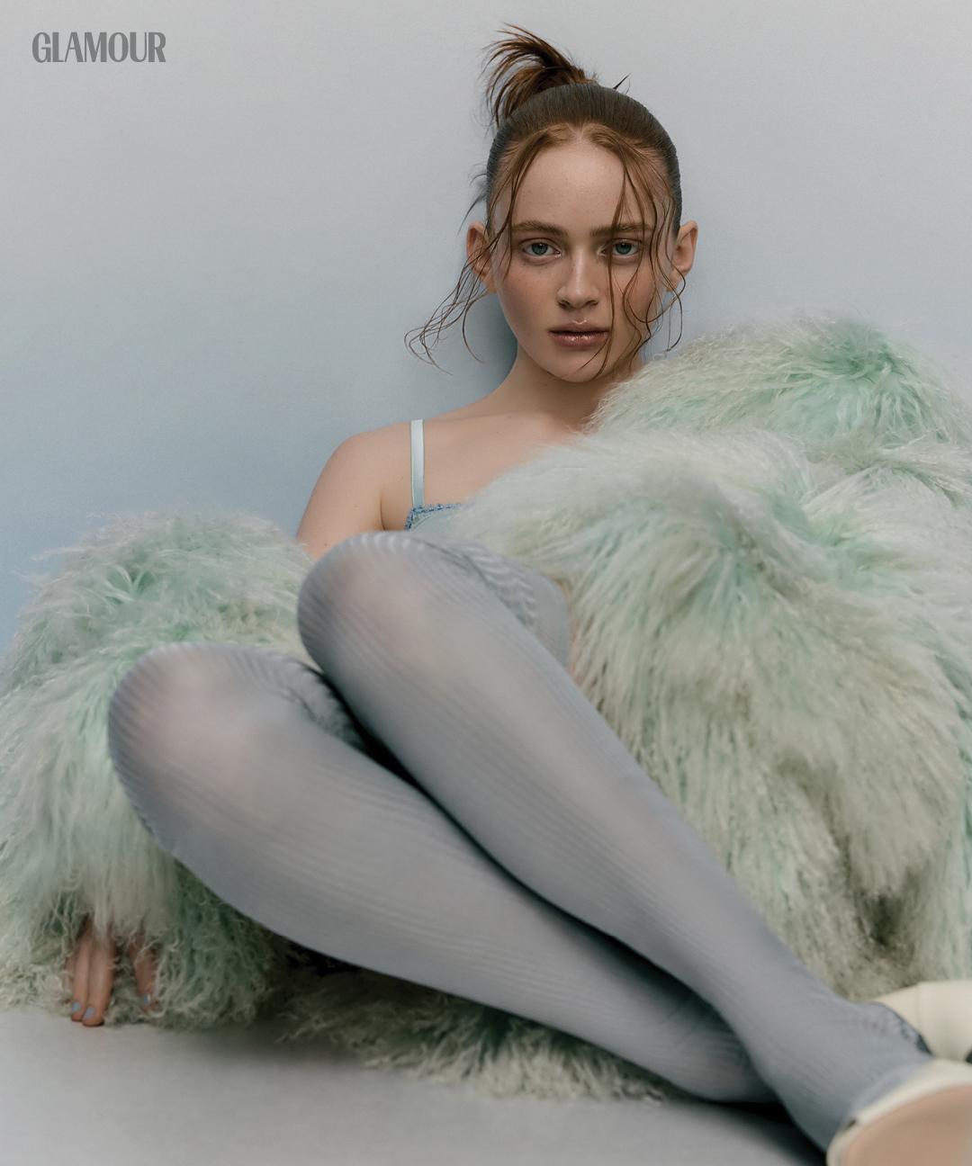 Сади Синк украсила обложку журнала Glamour.