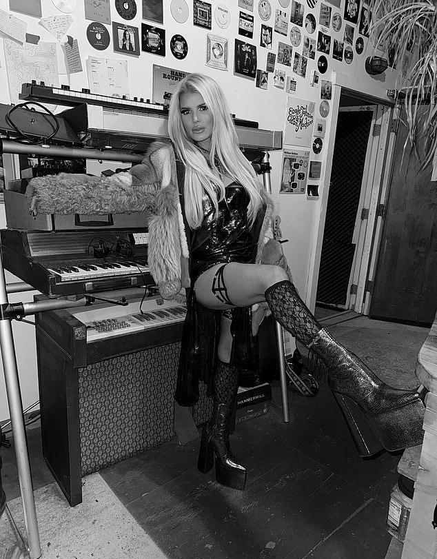 Джессика Симпсон поделилась в Instagram откровенными фотографиями, сделанными ее другом-фотографом Алексом Бергером в этом месяце