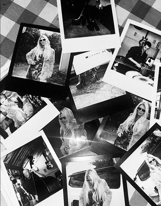 Многодетная мать в студии, в шубе с капюшоном и распущенными волосами. В Instagram она написала: "Лучшие вокалы всегда, когда на мне 8-дюймовые каблуки."