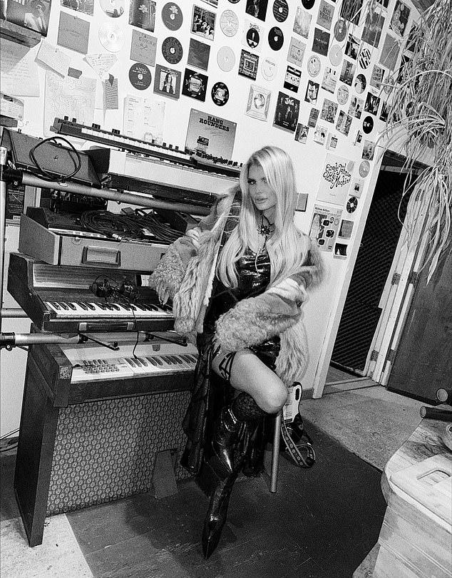 Регулируемые бедренные ремни из кожи или эластика – модный аксессуар для нижнего белья, костюмов и вечеринок.