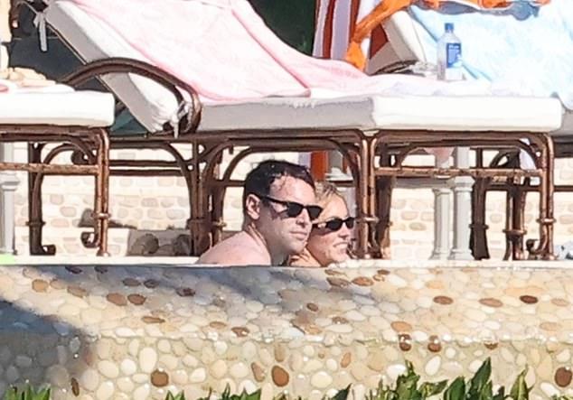 Сидни Суини и ее возлюбленный, нежно обнимаясь у бассейна, выражали взаимную благодарность в преддверии праздников.