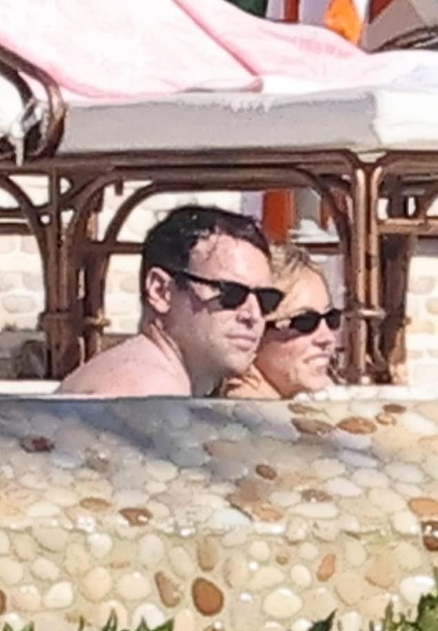 Среди друзей пара нашла укромный момент для двоих.