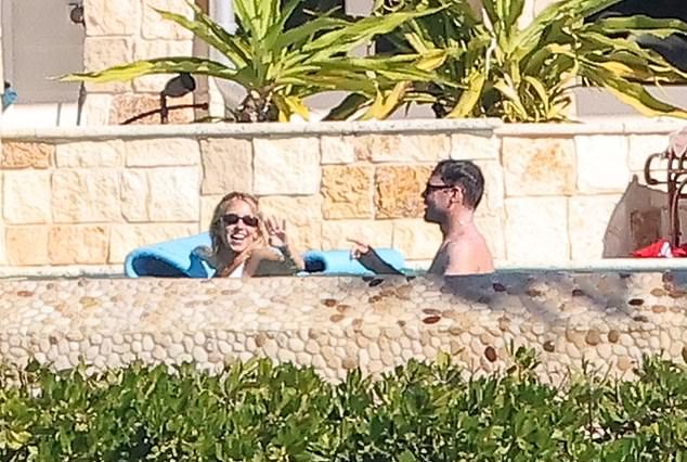 Сидни Суини и Скутер Браун: Моменты нежности у бассейна