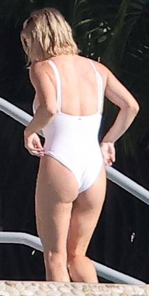 Звезда дерзко коснулась водной глади.