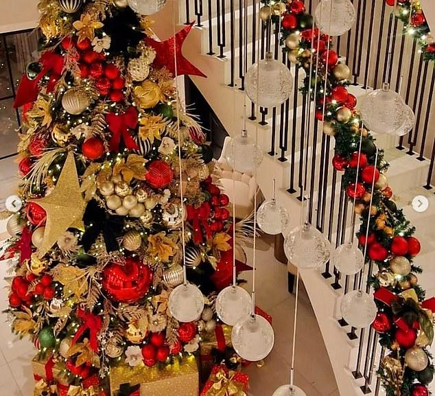 Несмотря на ноябрь, Мишель Киган и Марк Райт заблаговременно украсили свой особняк в Эссексе стоимостью 3,5 миллиона фунтов стерлингов к Рождеству