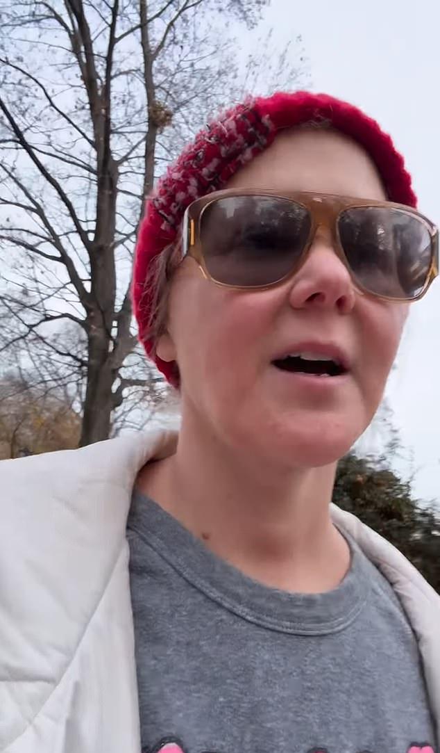 Эми Шумер пошутила, что ее часто принимают за мужчину, поделившись во вторник с подписчиками очередной забавной историей из своей жизни.