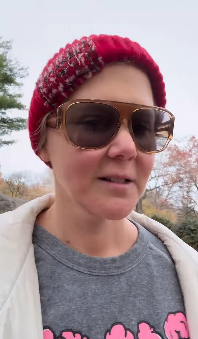 Тепло одетая звезда делилась историей на прогулке, скрываясь под красной бини и темными очками.