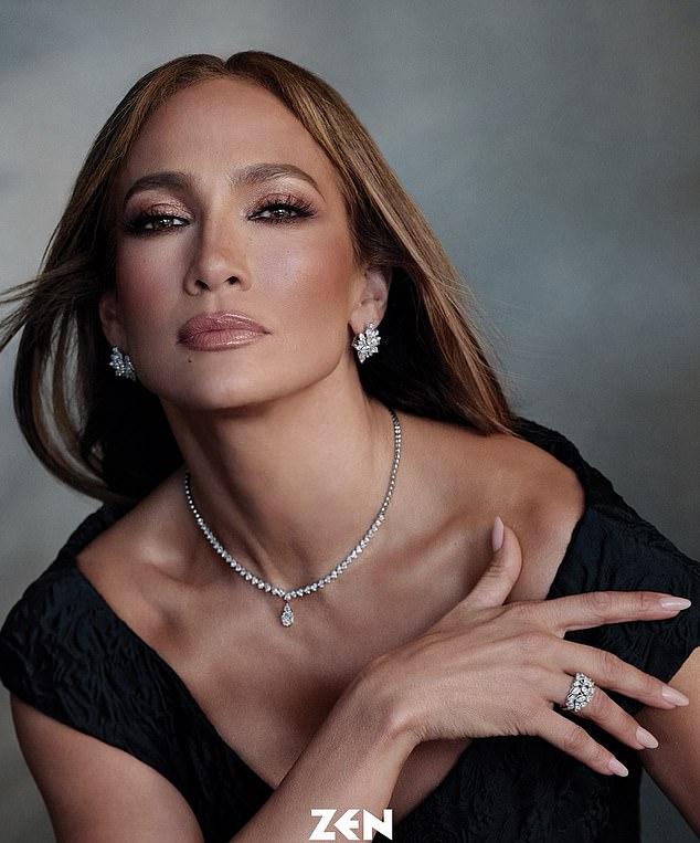 Дженнифер Лопес стала глобальным амбассадором турецкого ювелирного бренда Zen Diamond в этом месяце, появившись в рекламе компании.