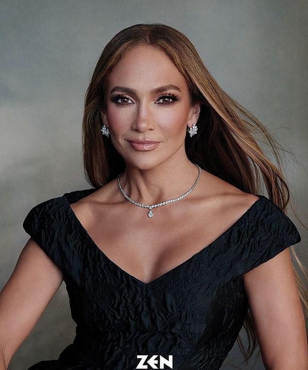 Ее шею украшало бриллиантовое колье