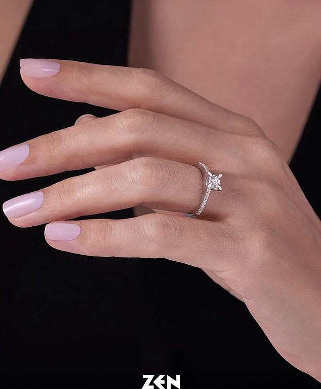 Источник Page Six утверждает: Лопес получила $10 млн за кампанию, что, якобы, значительно меньше ее обычных гонораров за подобные сделки.