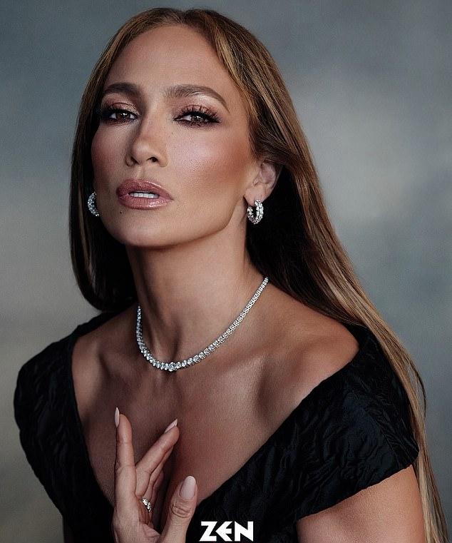 Звезда "Стриптизерш" позировала в глубоком чёрном платье, демонстрируя роскошное помолвочное кольцо с бриллиантами в виде листьев на правом безымянном пальце.