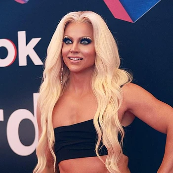 Софи Монк и Кортни Акт произвели фурор на церемонии TikTok Awards в среду вечером, заставив многих поклонников вглядываться повнимательнее