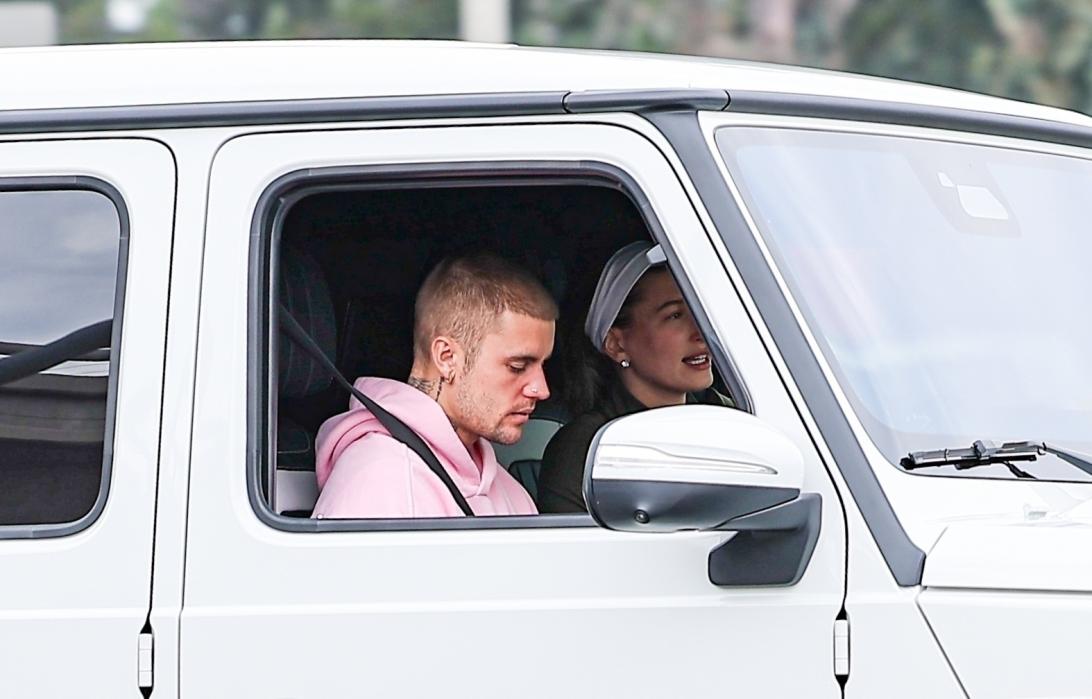 Джастин и Хейли Бибер в Палм-Спрингс на своем белом электрическом G-Wagon.