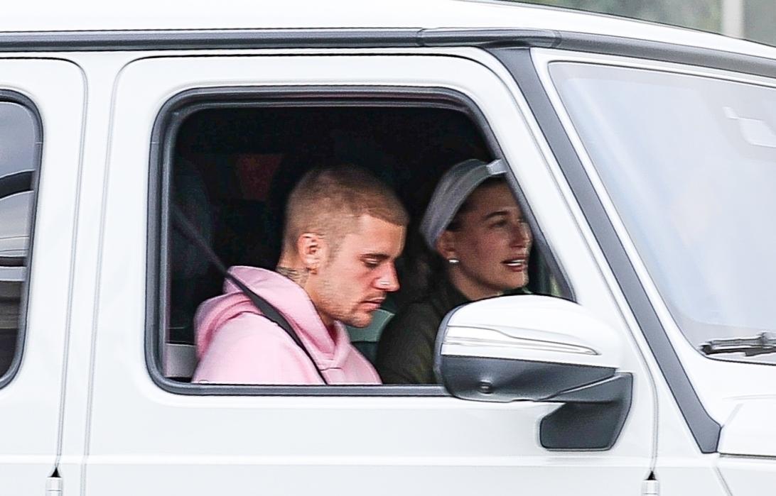 Джастин и Хейли Бибер в своем электрическом G-классе.