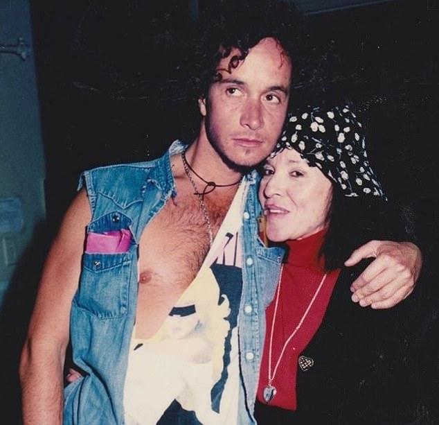 К Мерфи подошел коллега-комик Поли Шор, чья мать, Митци, владела Comedy Store с 1974 по 2018 год.