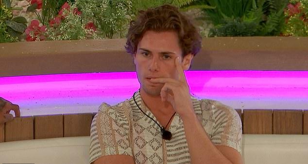Бывший участник Love Island Джо Гарратт рассказал, что его ограбили в Лос-Анджелесе, и он преследовал воров по улице