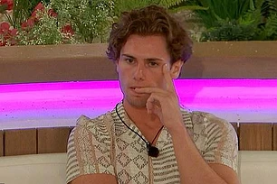 Бывший участник Love Island Джо Гарратт рассказал, что его ограбили в Лос-Анджелесе, и он преследовал воров по улице