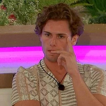 Бывший участник Love Island Джо Гарратт рассказал, что его ограбили в Лос-Анджелесе, и он преследовал воров по улице