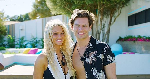 На Love Island 2019 Джо влюбился в Люси Донлан, но они расстались. Теперь Люси помолвлена с участником 2020 года Люком Мэбботом.