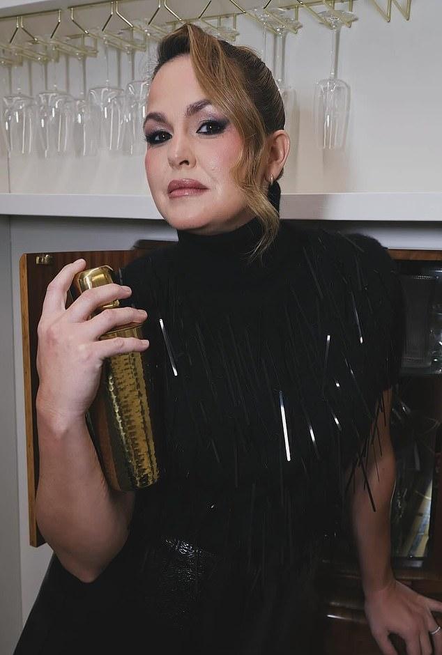 Английская актриса и писательница изменилась до неузнаваемости, опубликовав серию гламурных Instagram-фотографий в среду.