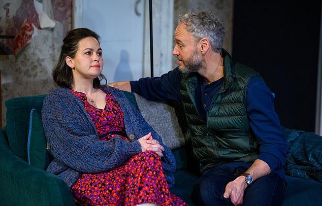 Актриса выступала в популярных постановках лондонского Вест-Энда: «2:22 История призрака» (на фото с Эллиотом Коуэном) и «Все говорят о Джейми».