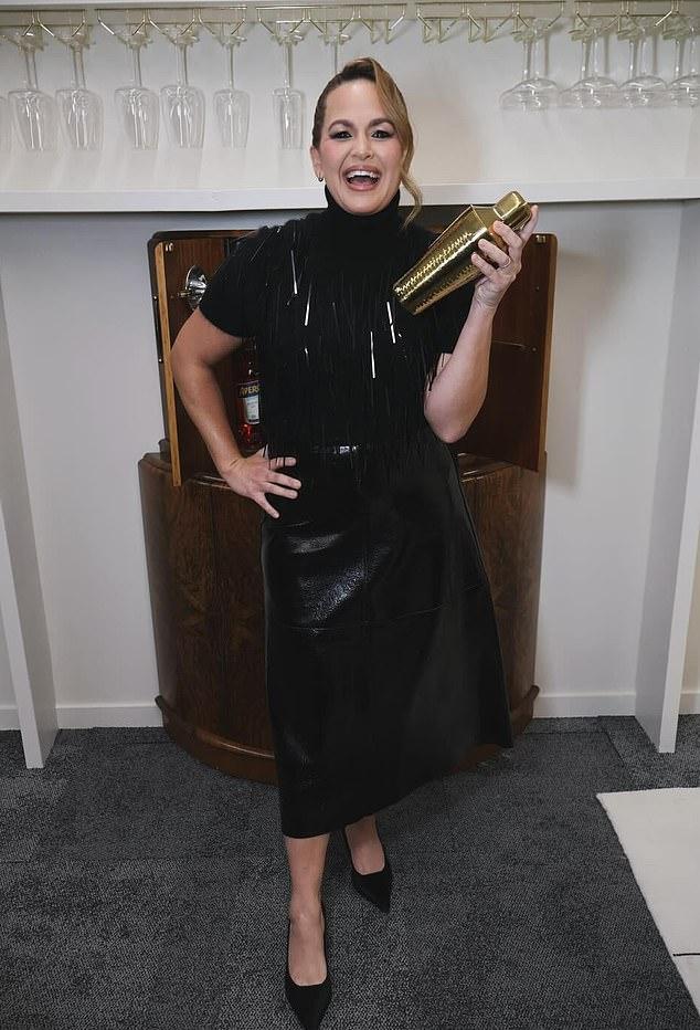 40-летняя телезвезда феерично позировала перед Beauty Awards 2025 в черной водолазке с бахромой и стильной кожаной юбке. Узнали ее?