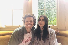 Джемма Стайлс не побоялась холодной воды, поделившись архивными снимками с роскошного отдыха в Австрии