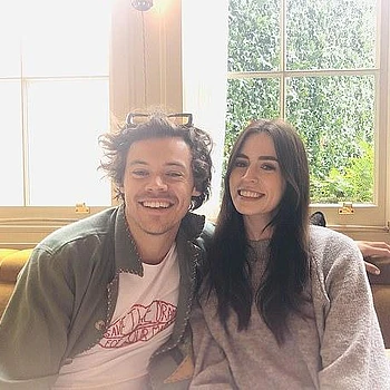 Джемма Стайлс не побоялась холодной воды, поделившись архивными снимками с роскошного отдыха в Австрии