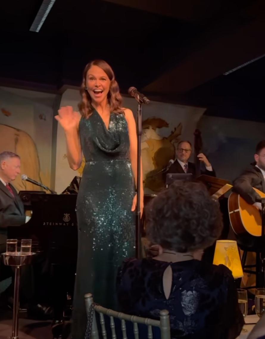 Саттон Фостер ослепительно выступает в кабаре в платье с пайетками.