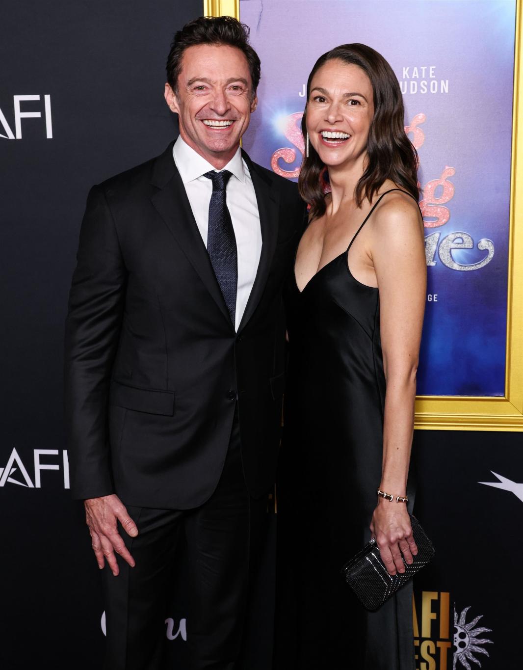 Хью Джекман и Саттон Фостер улыбаются на красной дорожке гала-премьеры закрытия кинофестиваля AFI.