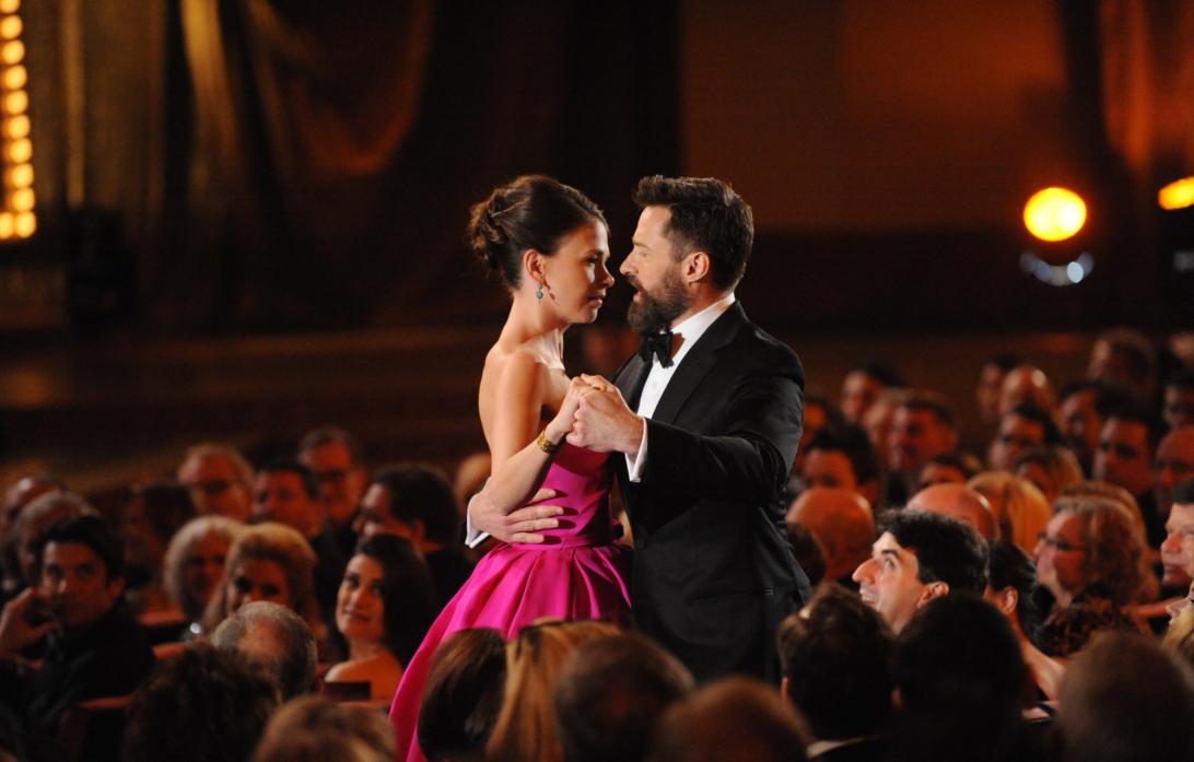 Саттон Фостер и Хью Джекман зажигательно танцуют.