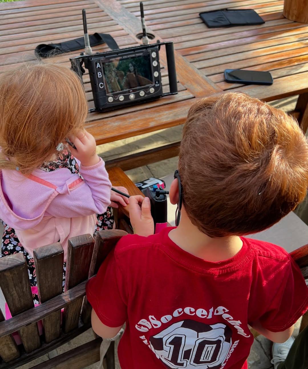 Принц Арчи и принцесса Лилибет наблюдают за экраном во время съемок программы Netflix.