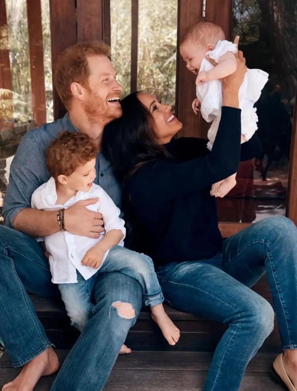 Семейный портрет принца Гарри и Меган с детьми Арчи и Лилибет.