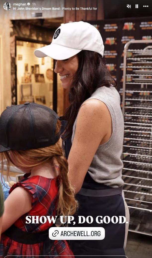 Меган Маркл и Лилибет пекут печенье для нуждающихся в канун Дня благодарения.