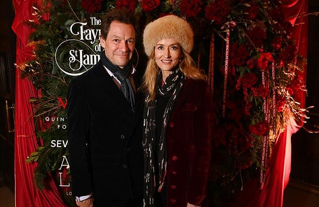 Дама Джоан Коллинз продемонстрировала свою моложавую внешность на Рождественском концерте колядок «Ярмарка Святого Джеймса»