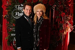 Дама Джоан Коллинз продемонстрировала свою моложавую внешность на Рождественском концерте колядок «Ярмарка Святого Джеймса»