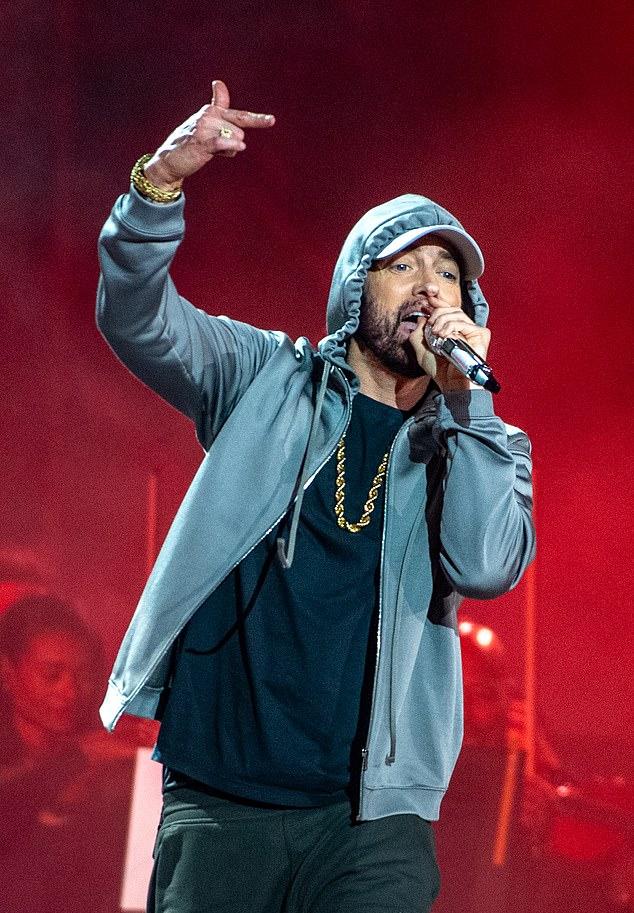 Эминем заявляет, что звезды реалити-шоу Гизель Брайант и Робин Диксон «преследуют» его из-за показаний по их давнему спору о товарном знаке.