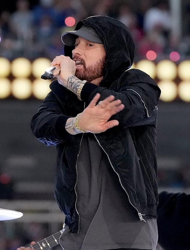 Ответ резко отверг претензии Домохозяек, заявив: их отказ сотрудничать и спор из-за трех часов — это травля Эминема.