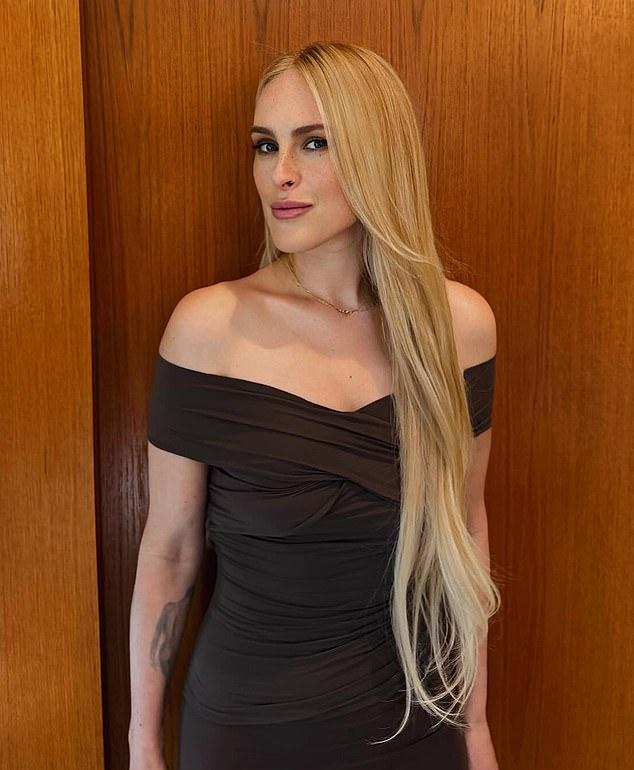 Уиллис обнажила плечи в коричневом топе 'Heidi', макси-юбке 'Bowie' и черных ботильонах Worldtone Dance, подобранных стилистом Мейв Рейли.