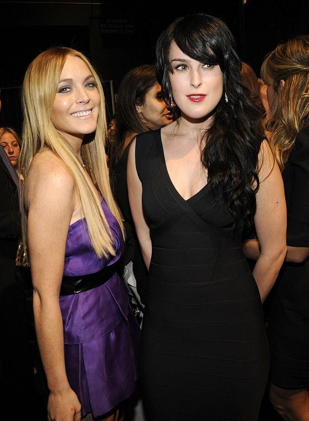 Причина разрыва дружбы Уиллиса и Лохан неясна. Они сменили курение за рулем на здоровую жизнь, воспитывая двухлетних малышей (на фото 2008 года).