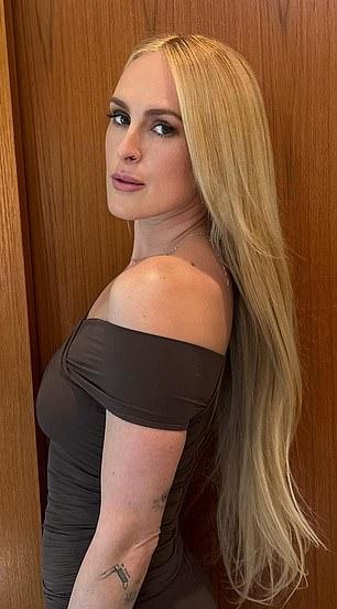 Визажист Эми Оресман идеально подчеркнула контуры её лица макияжем.